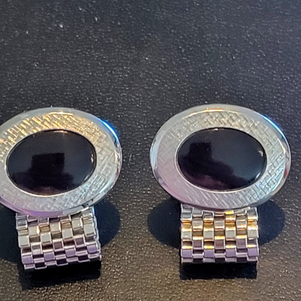 VINTAGE ,BLACK ONYX STONE SILVER COLOR MADE IN USA .